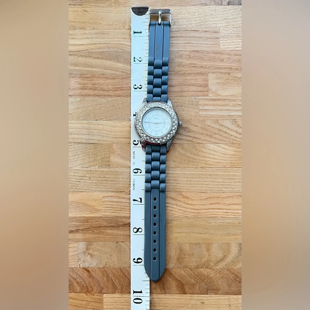 Kim Rogers ladies  silver tone gray fashion watch NEW BATTERY